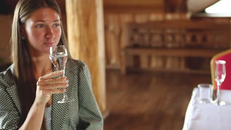 Junge-Attraktive-Frau-Nimmt-Ein-Glas-Champagner-Und-Trinkt-Es-In-Einer-Schönen-Umgebung