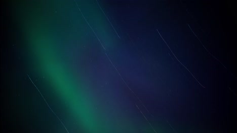 Nordlichter-Tanzen-In-Echtzeit-Und-Wechseln-Zwischen-Grüner-Und-Violetter-Farbe