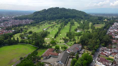 Revela-Una-Toma-De-Drone-Del-Golf-Internacional-De-Borobudur