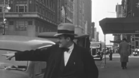 Hombre-Vestido-Con-Esmoquin-Y-Sombrero-En-La-Calle-De-Nueva-York-En-La-Década-De-1930