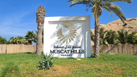 Schild-Des-Muscat-Hills-Resort,-Hotel-Am-Meer,-In-Dem-Der-Berühmte-Musiker-Avicii-Starb
