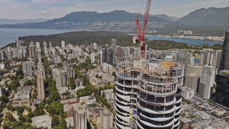 Vancouver-Bc-Canadá-Antena-V110-Vuela-Alrededor-De-La-Grúa-De-Construcción-Sobre-El-Edificio-Residencial-De-Mariposas-Capturando-El-Puerto,-La-Montaña-Y-El-Paisaje-Urbano-Del-Centro---Filmado-Con-Mavic-3-Pro-Cine---Julio-De-2023