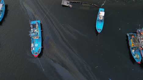 Ölteppich-Schwimmt-Zwischen-Booten-Im-Hafen-Von-Danang,-Vietnam