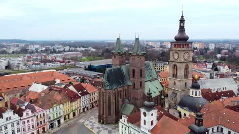 Catedral-Del-Espíritu-Santo-En-La-Gran-Plaza-Histórica-De-Hradec-Kralove,-República-Checa