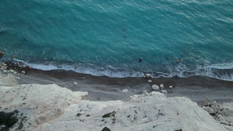 Ruhige-Wellen-Des-Blauen-Ozeans-Erreichen-Das-Ufer-Des-Strandes-Auf-Zypern