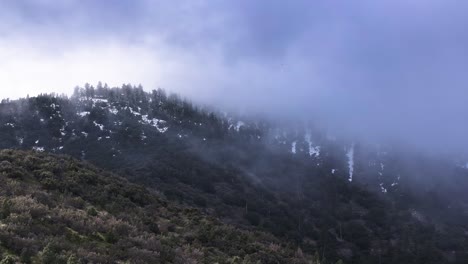 Espectacular-Cobertura-De-Nubes-Moviéndose-Rápidamente-Sobre-Las-Montañas-Cubiertas-De-Nieve-Del-Bosque-De-Pinos-Del-Parque-Frazier-Del-Sur-De-California-60fps