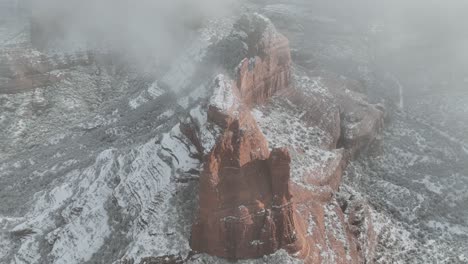 Paisaje-Brumoso-En-Sedona,-Arizona,-Con-Colinas-De-Roca-Roja-En-Invierno---Disparo-De-Drones