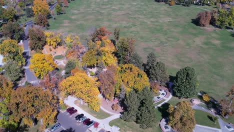 Un-Dron-De-4.000-Disparos-Sobre-El-Parque-De-Washington,-Con-El-Horizonte-De-La-Ciudad-De-Denver-Y-Las-Estribaciones-Rocosas-De-Las-Montañas-En-La-Distancia,-Durante-La-Colorida-Temporada-De-Otoño-En-Colorado