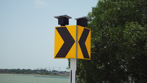 Traffic-lights-warn-when-there-is-a-curve