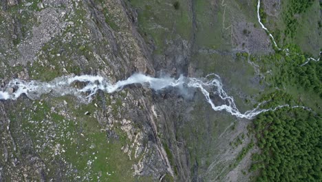 Cascada-De-Stroppia-Y-Lago-Niera,-Escena-Natural-Verde,-Vista-Aérea