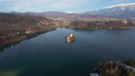 Drohnenaufnahme-Der-Berühmten-Kirche-Von-Bled-In-Slowenien-Bei-Tag