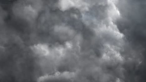 Cumulonimbuswolken-Von-Einem-Entfernten-Gewitter