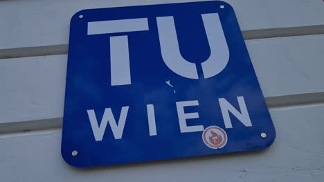 Tu-Wien,-Tablero-De-La-Universidad-De-Tecnología-De-Viena-En-La-Fachada-Del-Edificio,-De-Cerca