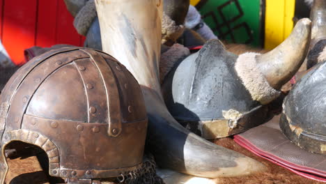 Antike-Kriegerausrüstung---Ein-Wikingerhelm-Und-Waffen-Ruhen-Auf-Fellen-Und-Erwecken-Die-Nordische-Historische-Ära-Mit-Spürbarer-Authentizität-Zum-Leben