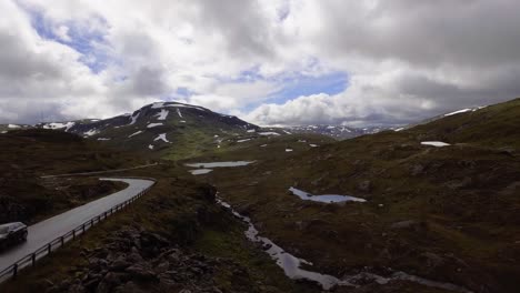 Luftaufnahme-Eines-Gebirgspasses-In-Norwegen