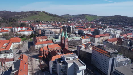 Drohnenaufnahme-Von-Maribor,-Slowenien,-Stadtbild-Und-Unserer-Katholischen-Kirche-Der-Mutter-Der-Barmherzigkeit