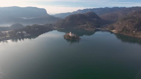 Vista-De-ángulo-Amplio-Extremo-De-La-Iglesia-De-Bled-En-El-Lago-Bled-En-Eslovenia