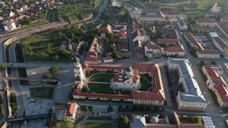 El-Dron-Vuela-Más-Cerca-De-La-Catedral-De-Alba-Iulia,-Revelando-La-Ciudad-Al-Fondo.