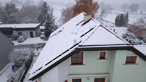 Sonnenkollektoren-Auf-Hausdächern-Mit-Schnee-Bedeckt-Im-Winter