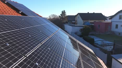 Nahaufnahme-Der-Seitenansicht-Von-Photovoltaikzellen-Auf-Dem-Dach-Eines-Modernen-Hauses