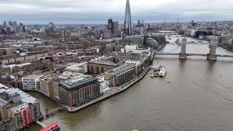 Almacén-Junto-Al-Río-En-El-Centro-De-Londres,-Drone-Sobre-El-Río-Támesis,-Antena