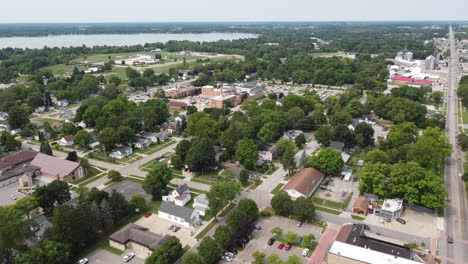 Fremont,-Michigan,-Drohnen-Luftaufnahmen-Der-Innenstadt-Von-Gebäuden,-Stadtbild