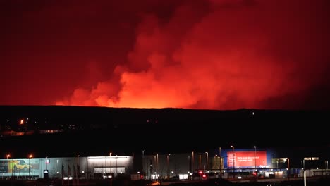 Erupción-Volcánica-Con-Humo-Creciente-Detrás-De-Un-Centro-Comercial-En-Islandia