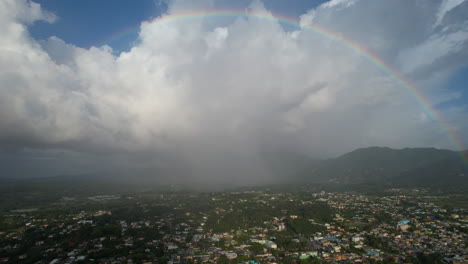 Tropische-Landschaft-Mit-Jarabocoa-Und-Buntem-Regenbogen