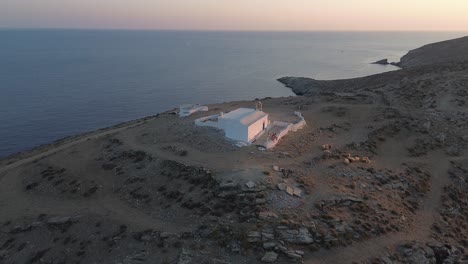 Un-Complejo-De-Edificios-Remoto-Situado-En-La-Cima-De-Una-Colina-En-Grecia,-Isla-De-Kythnos,-Toma-De-órbita-Aérea