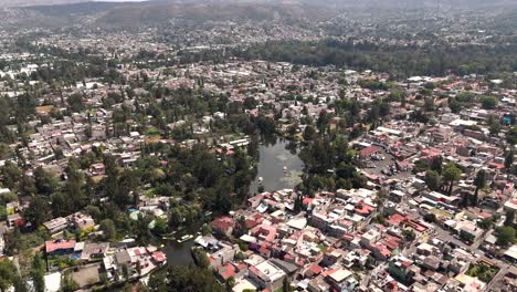 Xochimilco-Aéreo:-Una-Mirada-A-Canales,-Barcos-Y-Flores