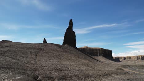 Drone-Shot-of-Long-Dong-Silver,-Black-Sandstone-Spire-Rock-Formation-in-Landscape-of-Utah-USA