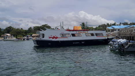 Boote-Im-Hafen-Von-Caticlan,-Insel-Panay,-Philippinen,-Transport-Zur-Insel-Boracay
