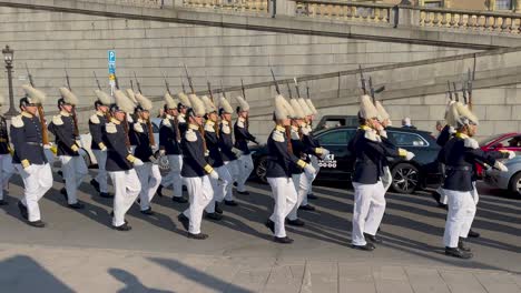 Uniformierte-Wachen-Marschieren-Am-Schwedischen-Königspalast-Am-Nationalfeiertag