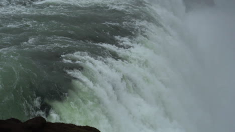Mächtiger-Wasserfall-In-Der-Isländischen-Landschaft,-Nahaufnahme-In-Zeitlupe-120 fps
