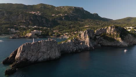 Panorama-Luftaufnahme-Mit-Dolly-über-Dem-Kap-In-Korfu,-Griechenland-Mit-Dramatischen-Schatten-Und-Licht-Auf-Der-Landschaft