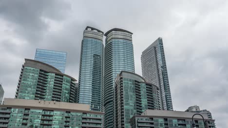 Incline-El-Timelapse-De-Las-Torres-Corporativas-En-El-Centro-De-Toronto-En-Un-Día-Nublado