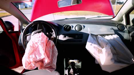 Fahrzeugkollision---Fahrer--Und-Beifahrer-Front-Airbag-Nach-Auslösung