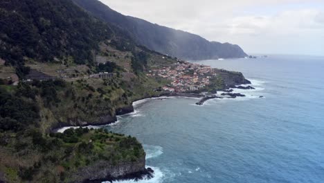 Vídeo-De-Drones-De-Un-Pequeño-Pueblo-En-La-Costa-De-Madeira,-Portugal