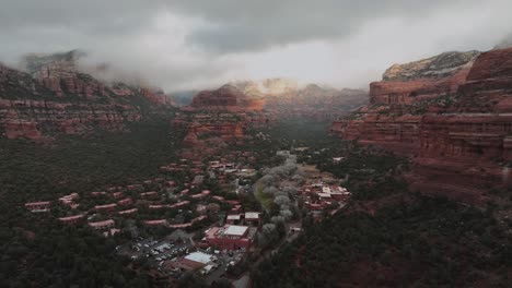 Majestic-Red-Sandstone-Cliffs-Surrounded-Over-Sedona-Resort-Town-In-Arizona,-USA