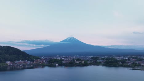 Lago-Kawaguchi-Y-Zona-Residencial-De-La-Montaña-Fuji-Al-Atardecer,-Japón