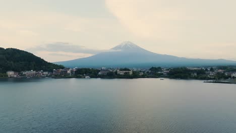 Drohnenaufnahme-Des-Kawaguchi-Sees-Und-Des-Wohngebiets-Des-Fuji-Berges,-Japan