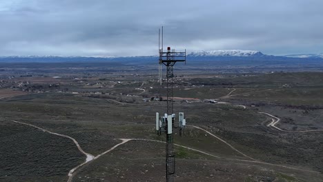 300-Fuß-Sehr-Hoher-Mobilfunkturm-In-Ländlicher-Umgebung-An-Bewölkten-Abenden-Im-Spätwinter-In-Idaho