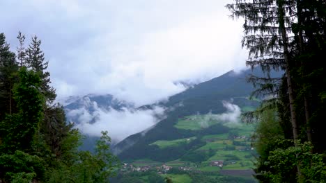 Zeitraffer-Im-Wald-Mit-Ziehenden-Wolken-In-Tirol-Mit-Bergen-Im-Hintergrund