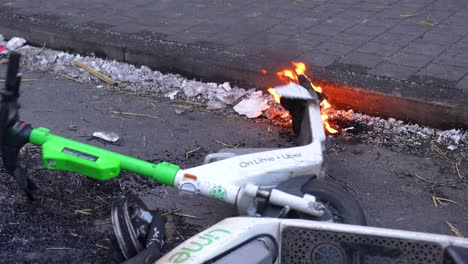 Brennender-Elektroroller-Fällt-Auf-Den-Boden-In-Der-Stadtstraße-Von-Brüssel,-Belgien---Zeitlupe