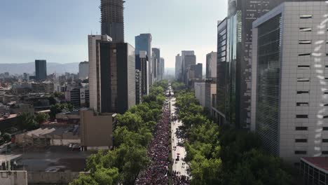 Perspectiva-Hacia-El-Cielo-De-La-Reunión-Del-Día-De-La-Mujer-En-El-Paseo-De-La-Reforma,-Ciudad-De-México