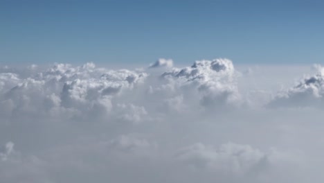 POV-Aufnahme:-Alle-Diese-Großen-Wolken-Sind-Auch-Sichtbar-Und-Viele-Sind-Von-Diesen-Wolken-Umgeben