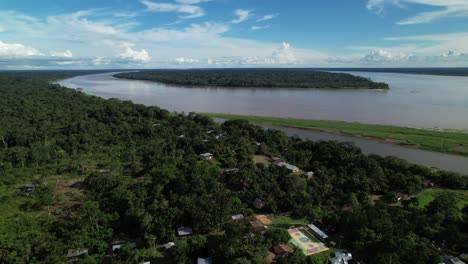 Toma-De-Drone-De-Un-Pueblo-Cerca-De-Las-Orillas-Del-Río-Amazonas-En-Colombia.