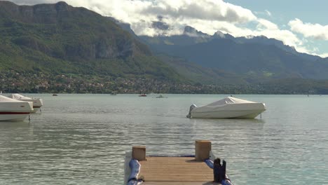 Gente-Haciendo-Kayak-En-El-Lago-De-Annecy-En-Un-Día-Soleado