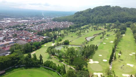 Luftaufnahme-Des-Indonesischen-Golfplatzes