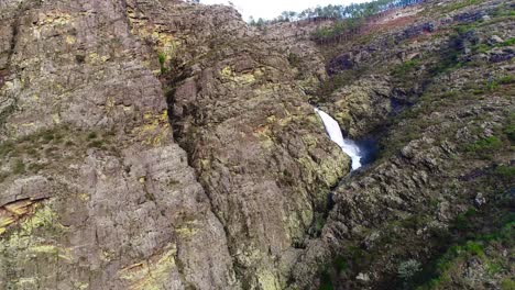 Ein-Tropischer-Wasserfall-In-Einer-Bergschlucht